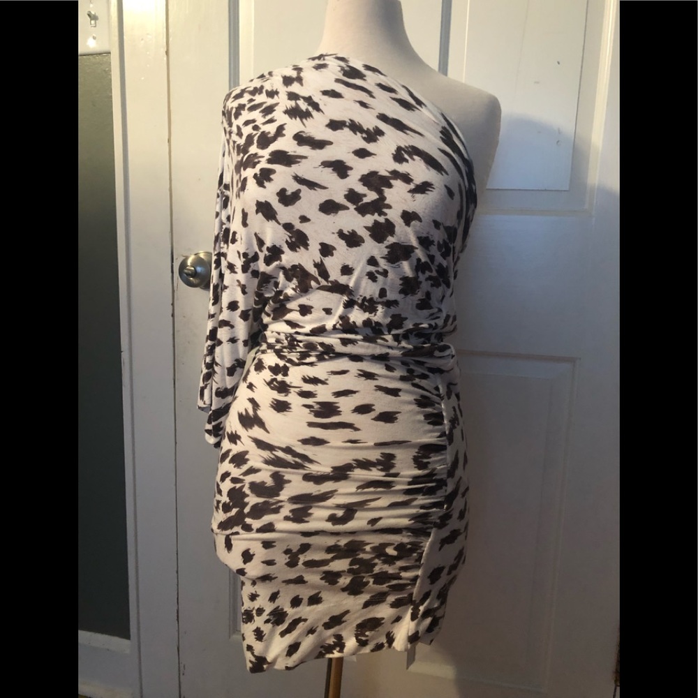 Fun one shoulder dress💃